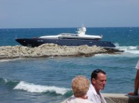 superyacht-on-the-rocks-630x472.jpg